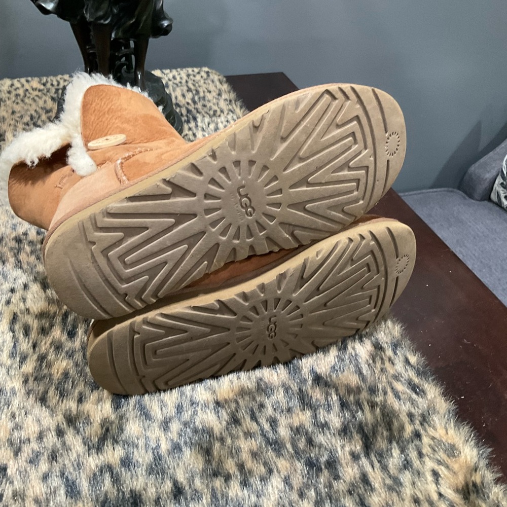 UGG BAILEY BUTTON MINI BOOTS - Picture 4 of 10